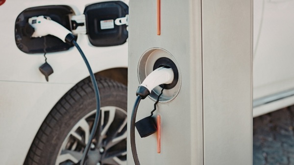 Nova lei sobre recarga de veículos elétricos em condomínios pressiona rede de energia em SPNova lei sobre recarga de veículos elétricos em condomínios pressiona rede de energia em SP (Crédito: Canva)