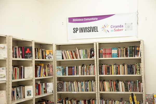 Idosos em centro de acolhimento ganham biblioteca comunitária (Foto-Divulgação / SP Invisível)
