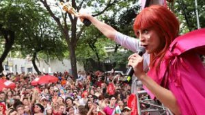 A cantora Alessa, no carnaval desfile do bloco Ritaleena (Nina Jacobi/Veja SP)