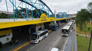 Biblioteca Móvel estaciona no Terminal Pimentas (Foto: Léo Vitulli /PMG)