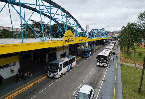 Biblioteca Móvel estaciona no Terminal Pimentas (Foto: Léo Vitulli /PMG)