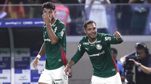 Brasileiro Vitor Roque jogador do Palmeiras comemora seu gol durante partida contra o Fluminense (Foto: Ettore Chiereguini/AGIF)