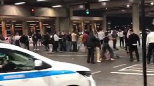 Brigas entre taxistas e motoristas irregulares voltam a assustar passageiros no Aeroporto de Guarulhos (Foto: Reprodução/Record TV)