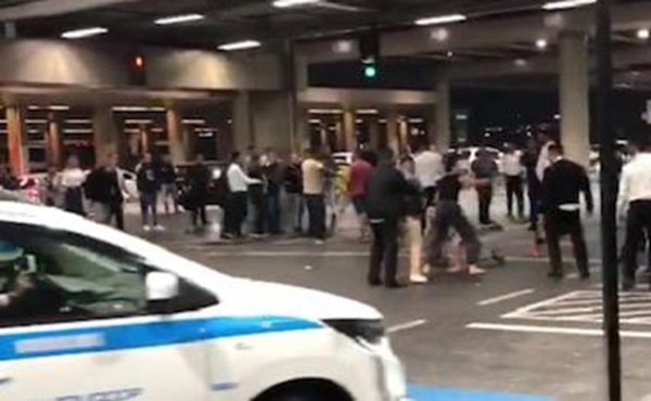 Brigas entre taxistas e motoristas irregulares voltam a assustar passageiros no Aeroporto de Guarulhos (Foto: Reprodução/Record TV)