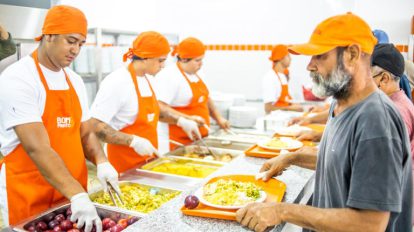 O funcionamento da rede de restaurantes populares Bom Prato durante os fins de semana (Foto: Edson Lopes Jr)