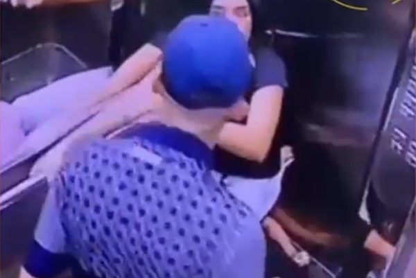 Imagens da câmera do elevador no momento da agressão