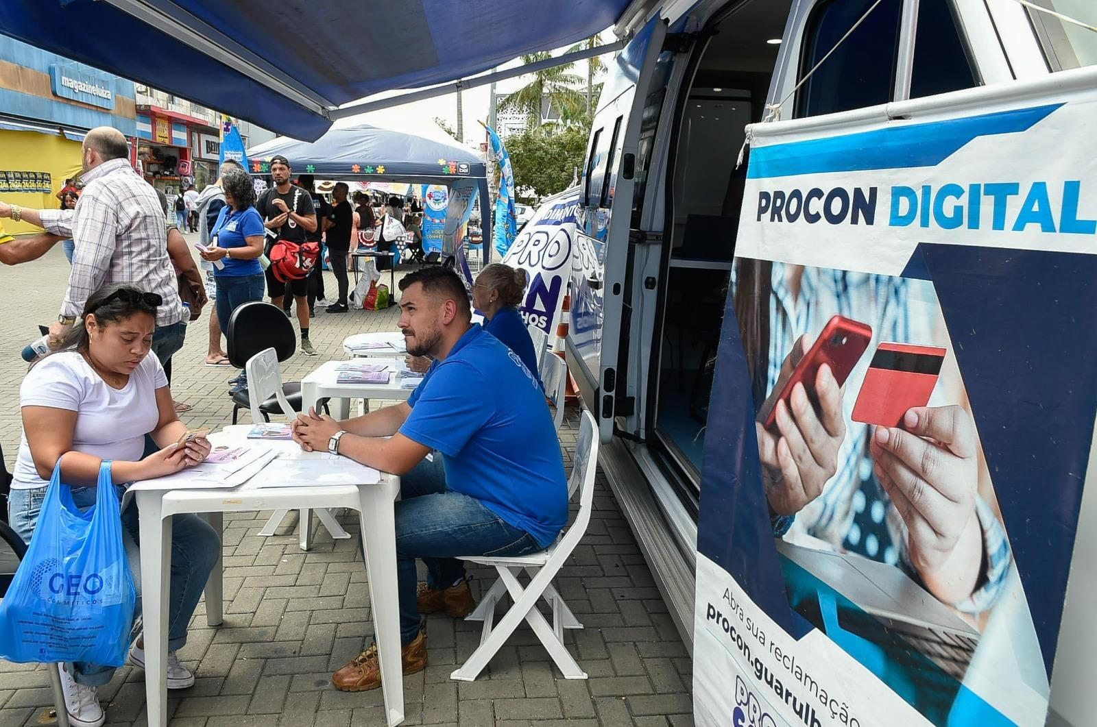 Procon Guarulhos realiza atendimento itinerante no calçadão da Dom Pedro II nesta sexta-feira (Imagens: Divulgação / PMG)