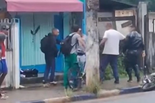 Discussão foi interrompida por populares próximos à cena / Foto - Reprodução