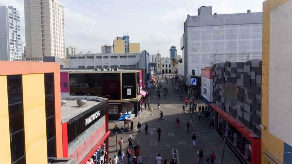 Evento transforma calçadão da Dom Pedro II em espaço de encontro com os livros (Foto Arquivo: Diego Secco /PMG)