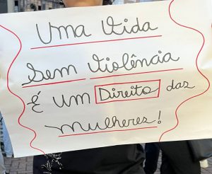 Cartazes exibidos durante ato / Foto: Gabriel Barbosa
