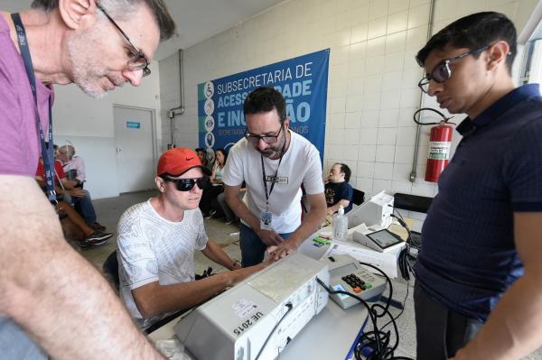 Deficientes visuais em contato com urna / Foto: Umaitá Pires