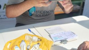 Van da Boa Energia realiza troca gratuita de lâmpadas em bairros de Guarulhos (Foto: Divulgação/EDP)