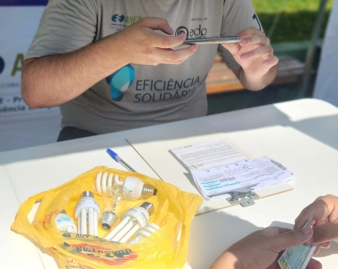 Van da Boa Energia realiza troca gratuita de lâmpadas em bairros de Guarulhos (Foto: Divulgação/EDP)
