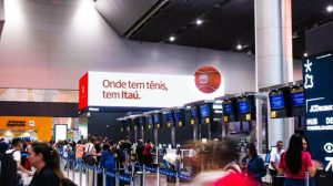 Itaú leva bola de tênis gigante ao Aeroporto de Guarulhos em ação do Miami Open (Foto: Divulgação)