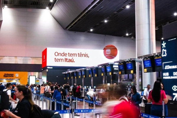 Itaú leva bola de tênis gigante ao Aeroporto de Guarulhos em ação do Miami Open (Foto: Divulgação)