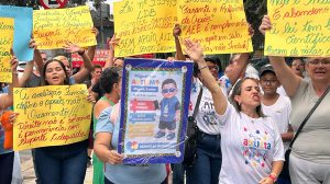 Mães protestando enfrente a secretaria de educação em busca de resposta (Foto-Lucas Aimar)