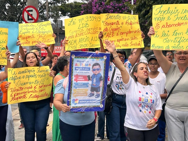 Mães protestando enfrente a secretaria de educação em busca de resposta (Foto-Lucas Aimar)