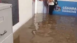 Saguão da Câmara Municipal de Guarulhos fica alagado após chuva forte (Foto-Reprodução)