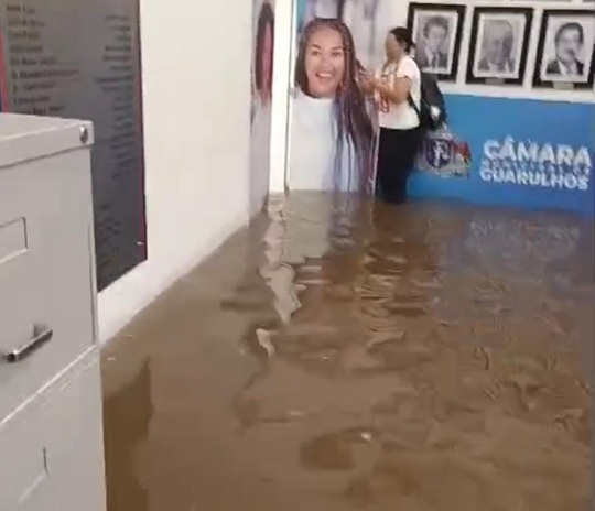 Saguão da Câmara Municipal de Guarulhos fica alagado após chuva forte (Foto-Reprodução)