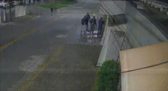 Mulher é sequestrada em Guarulhos, obrigada a fazer transferências e abandonada na zona norte de SP (Foto: Reprodução: Sala de Imprensa da PM)