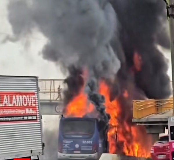 Ônibus pega fogo na Dutra e causa impacto no trânsito em Guarulhos (Foto-Reprodução)