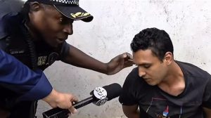 Suspeito preso por tráfico nos Pimentas pede perdão à mãe durante operação da GCM acompanhada pela TV (Foto-Reprodução)