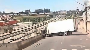 Caminhão roubado é abandonado após colisão e bloqueia avenida no Jardim Cumbica (Foto-Reprodução)