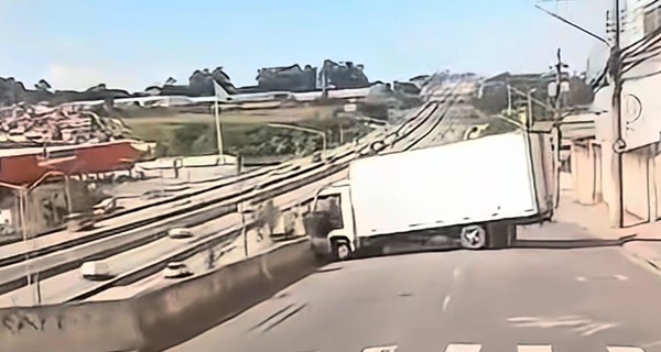 Caminhão roubado é abandonado após colisão e bloqueia avenida no Jardim Cumbica (Foto-Reprodução)