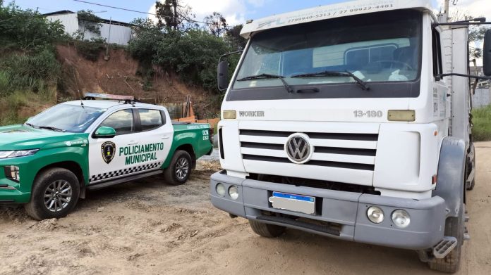 GCM flagra descarte irregular de lixo e apreende caminhão em Guarulhos (Foto-Reprodução)