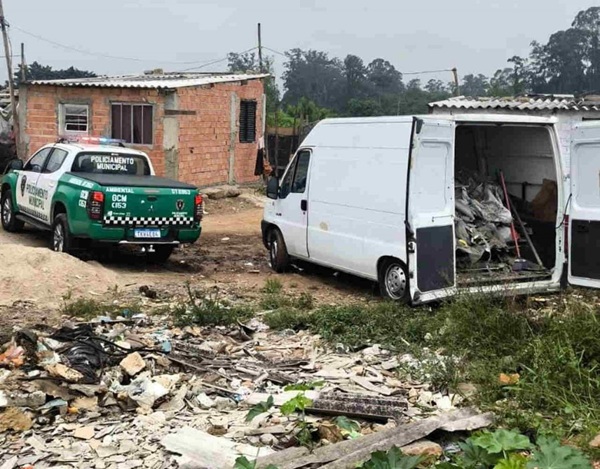 GCM Ambiental apreende veículo por descarte irregular e resgata capivara em Guarulhos (Foto: Divulgação/PMG)