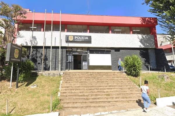 Marido é preso após atropelar esposa durante discussão na Vila Galvão (Reprodução/Google Maps)