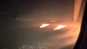 Turbina de avião explode após decolagem de voo da Delta para os Estados Unidos neste domingo (Foto: Reprodução)