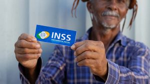 Aposentados e pensionistas do INSS já podem consultar antecipação do 13º salário (Créditos: Reprodução/FDR)