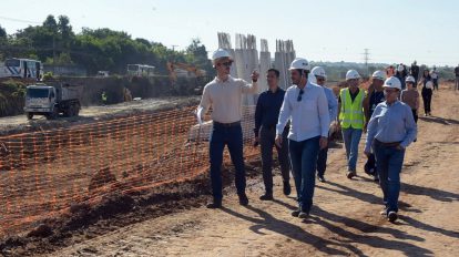 Comitiva da CAF durante inspeção das obras do Baquirivu em 2024; nenhuma irregularidade encontrada