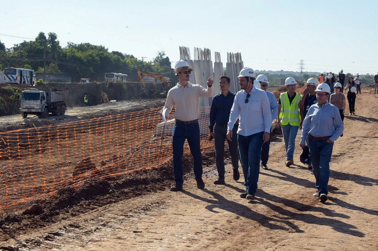 Comitiva da CAF durante inspeção das obras do Baquirivu em 2024; nenhuma irregularidade encontrada