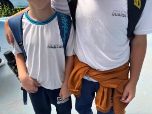 Alunos são obrigados a usar uniformes desgastados e antigos.
