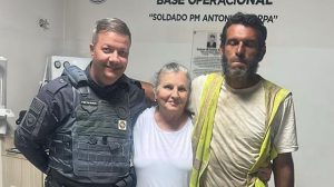 Professor que estava desaparecido reencontrando sua mãe / Foto: Polícia Rodoviária
