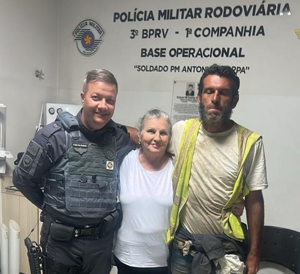 Professor que estava desaparecido reencontrando sua mãe / Foto: Polícia Rodoviária
