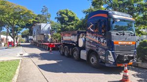 Carga excedente interrompe pista da Via Dutra em Guarulhos nesta segunda-feira (Foto-Divulgação)