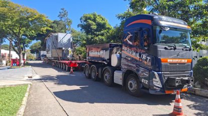 Carga excedente interrompe pista da Via Dutra em Guarulhos nesta segunda-feira (Foto-Divulgação)