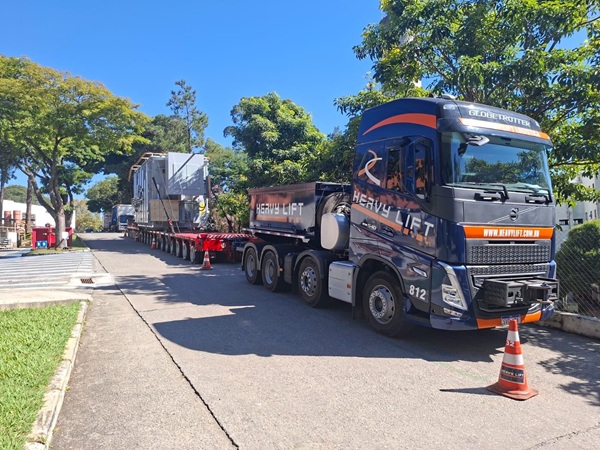 Carga excedente interrompe pista da Via Dutra em Guarulhos nesta segunda-feira (Foto-Divulgação)