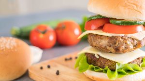 Especialistas ensinam a incluir hambúrguer no plano alimentar sem culpa (Imagem do Freepik)