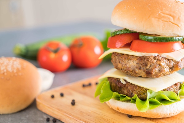 Especialistas ensinam a incluir hambúrguer no plano alimentar sem culpa (Imagem do Freepik)