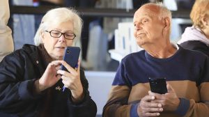 Curso gratuito de celular para idosos começa em abril no Cocaia e Bom Clima (Foto: José Fernando Ogura/SECOM)