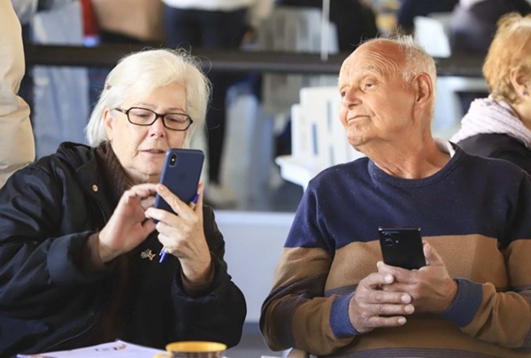 Curso gratuito de celular para idosos começa em abril no Cocaia e Bom Clima (Foto: José Fernando Ogura/SECOM)