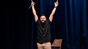 Douglas De Lima traz o cotidiano cristão ao palco em Guarulhos (Foto: Reprodução/Facebook Douglas Di Lima)