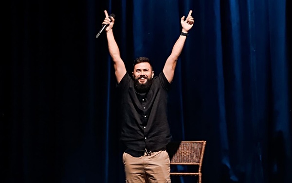 Douglas De Lima traz o cotidiano cristão ao palco em Guarulhos (Foto: Reprodução/Facebook Douglas Di Lima)