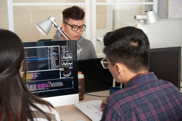 Confira as vagas abertas em cursos de TI pelo Portal Trampolim (Foto-Divulgação)