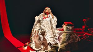 Teatro em Guarulhos: Natasha Corbelino encena exaustão em “1 Peça Cansada” (Foto - Divulgação)