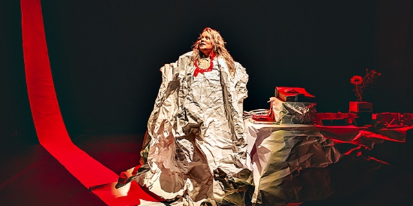Teatro em Guarulhos: Natasha Corbelino encena exaustão em “1 Peça Cansada” (Foto - Divulgação)